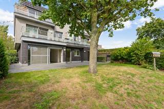 Zeer gunstig gelegen appartement op wandelafstand van verschillende winkels, scholen, het openbaar vervoer en het centrum van Reet! Dit pand ligt op slechts 8 min. rijden van de oprit E19 en 6 min. van de oprit A12 Antwerpen-Brussel en is zo makkelijk bereikbaar.<br /><br />Dit eigendom bevindt zich op het gelijkvloers achteraan in een tijdloos, recent (2008) appartementsgebouw van 6 eenheden. Het is ingedeeld als volgt: een inkomhall met ingemaakte kasten, 2 slaapkamers met kasten, een modern ingerichte badkamer grenzend aan de 2e slaapkamer, een apart toilet met ingemaakte kasten, een woonkamer met ingebouwde houtcassette en ingemaakte kasten en een luxueus ingerichte keuken. Het appartement beschikt over een mooi aangelegde achtertuin met een vijver en een ruim terras met elektrische zonnetent. Er is parkeergelegenheid op autostaanplaats P6 voor 1 wagen in het achterliggende bijgebouw. Voor het gebouw bevindt zich een gemeenschappelijke parking. 2 privatieve bergingen B5 & B6 zijn tevens inbegrepen in het achterliggende gebouw.<br /><br />Het appartement is zeer goed onderhouden en is volledig instapklaar! Zeer goed EPC score: Label B. Het gebouw is asbestveilig. Wenst u graag een bezichtiging? Contacteer ons via 03 459 99 99 of info@leximmo.be voor een bezichtiging ter plaatse!