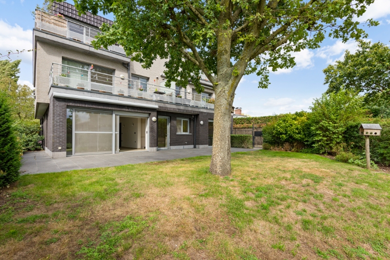 Centraal gelegen instapklaar GLVL appartement met 2 SLK, autostaanplaats &amp; Z-tuin ca 480m2 - foto 3