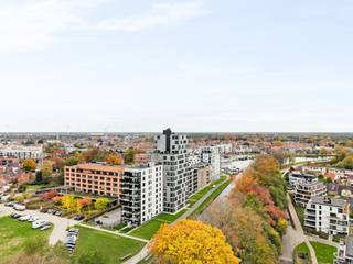 Op een toplocatie aan de Nieuwe Kaai in Turnhout bevindt zich deze karaktervolle fabrieksloft van ca. 102 m², gelegen op de 5de verdieping van ‘Anco B2’, het voormalige hoofdgebouw van de bekende Anco-pastafabriek. Het gebouw dateert uit de periode 1950-1960 en werd met respect voor zijn industriële karakter gerenoveerd, waarbij de typische architectuur en authentieke uitstraling maximaal behouden zijn gebleven.<br /><br />De loft onderscheidt zich door zijn hoge plafonds, aangename lichtinval en prachtige vergezichten. Daarnaast beschikt het appartement over maar liefst twee terrassen, waaronder een ruim zuidgericht terras, waar je heerlijk van de zon en het uitzicht kunt genieten.<br /><br />De indeling omvat een ruime en lichtrijke woonkamer met parketvloer, een aangename leefkeuken uitgerust met een vaatwasser, inductiekookplaat, koelkast en combi-oven, twee slaapkamers en een ruime badkamer met ligbad/ douche, dubbele lavabo in meubel en een toilet.<br /><br />Bijzonderheden:<br />*Lage gemeenschappelijke lasten/ maand! <br />*2 terrassen, waaronder een ruim zuidgericht terras<br />*Hoge plafonds en veel natuurlijke lichtinval<br />*Parketvloer in de woonkamer<br />*Lift aanwezig<br />*EPC-label B<br />*Gelegen op een toplocatie aan de Nieuwe Kaai<br />*Karaktervolle industriële architectuur met behoud van de authentieke uitstraling