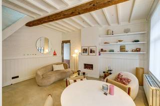 Gezellige starterswoning met stadskoertje in hartje Lier

Deze jonge en frisse starterswoning in de Lindenstraat combineert ruimte, licht en een centrale ligging vlak bij het centrum en de vesten van Lier. Een extra troef is het aangename stadskoertje, ideaal om in alle rust van het buitenleven te genieten.

Via de inkomhal kom je op het gelijkvloers in de open leefruimte met keuken van ca. 33 m². Dankzij de brede raampartijen en de open indeling geniet je hier van veel natuurlijke lichtinval en een ruim gevoel. De ruimte is perfect in te richten met een gezellige zithoek en eetplaats.

Op de eerste verdieping bevindt zich een zeer ruime slaapkamer van 21,4 m² met ingebouwde kastruimte, samen met een grote badkamer van 10,5 m². De badkamer is uitgerust met een inloopdouche en dubbele wastafel en biedt alle comfort.

De tweede verdieping beschikt over een tweede volwaardige slaapkamer van 22,2 m². Door de open indeling is deze ruimte ook ideaal als bureau, hobbyruimte of polyvalente kamer.

Een ideale woning voor starters of koppels die comfortabel willen wonen in een rustige straat, op wandelafstand van het centrum en de vesten van Lier.

Gezellige en instapklare starterswoning
Open leefruimte met keuken (33 m²)
Twee zeer ruime slaapkamers
Grote badkamer met inloopdouche en dubbele wastafel
Rustige ligging nabij centrum en vesten van Lier