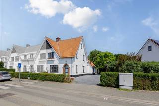 Gerenoveerde woning met 3slpk en 2 badkamersGELIJKVLOERSInkomhalToegang naar kelderWoonkamerEetkamerVolledig ingerichte open keuken voorzien van alle...