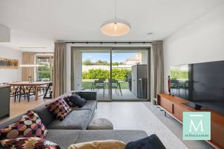 <p><span>Instapklaar gelijkvloers appartement (2023) met zonnige tuin en laadpaal!</span></p><p><span>Welkom in dit prachtige recente BEN-appartement op het gelijkvloers, gelegen in het gezellige Muizen. Hier geniet u van hedendaags wooncomfort, een energiezuinige afwerking én een belangrijk fiscaal voordeel: de aankoop gebeurt onder het stelsel van de registratierechten, niet onder btw. Met een bewoonbare oppervlakte van 86 m² beschikt het appartement over een ruime en lichtrijke leefruimte met een stijlvolle open keuken, volledig uitgerust met kwalitatieve inbouwtoestellen. Dankzij de grote raampartijen loopt de leefruimte naadloos over in het terras en de gezellige privatieve tuin, de ideale plek om tot rust te komen.</span></p><p><span>Verder biedt het appartement twee volwaardige slaapkamers, een moderne badkamer met kwalitatieve afwerking, een praktische berging en airconditioning, die het hele jaar door zorgt voor een aangenaam binnenklimaat. De privatieve autostaanplaats met eigen laadpaal en de kelderberging zijn verplicht mee aan te kopen voor €20.000.</span></p><p><span>Gelegen in een verzorgde residentie, op een uitstekende locatie nabij het centrum van Mechelen, Planckendael, winkels, openbaar vervoer en met een vlotte verbinding naar Antwerpen, Brussel en Leuven, is dit appartement de ideale keuze voor wie op zoek is naar een instapklare en toekomstgerichte woning.Een instapklare, energiezuinige woning met alle hedendaagse comfort op een toplocatie. Plan vandaag nog uw bezoek en ontdek zelf de vele troeven van dit appartement! </span></p><p><span>Bel ons op 015/20.20.82 of mail naar info@demakelaardij.be voor meer informatie of een bezoek.</span></p><p><span> </span></p>