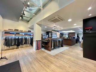 UNIEKE HANDELSRUIMTE, GELEGEN OP EEN STRATEGISCHE TOPLOCATIE VLAKBIJ DE MARKT, BIEDT EEN ONGEËVENAARDE COMBINATIE VAN ZICHTBAARHEID EN...