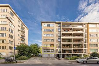 Op de eerste verdieping van een kleinschalig gebouw aan de Fruithoflaan in Berchem vinden we dit ruime appartement (101 m² volgens EPC) met bijzonder veel lichtinval. Mits enkele opfrissingswerken is dit de ideale thuis voor starters of een mooie opportuniteit voor investeerders.<br /><br />Bij het binnenkomen valt meteen de praktische indeling op. Vanuit de inkomhal heeft u toegang tot de ruime woonkamer, waar de parketvloer zorgt voor een warme uitstraling en de grote ramen veel natuurlijk licht binnenlaten. De aparte keuken is functioneel en nog in degelijke staat. Verder beschikt het appartement over een gastentoilet, een badkamer en drie kamers. De hoofdslaapkamer is ruim, de tweede slaapkamer eveneens volwaardig, terwijl de derde kamer (met balkon) perfect kan dienen als bureau, logeerkamer of dressing.<br />Een garagebox dient verplicht mee aangekocht te worden (€ 25.000) en garandeert u steeds een veilige parkeerplaats.<br /><br />Dankzij de ligging in de rustige, maar toch centrale Fruithoflaan woont u hier in een groene omgeving met alle voorzieningen vlakbij. Winkels, scholen en openbaar vervoer bevinden zich op wandelafstand, terwijl ook de belangrijkste wegen vlot bereikbaar zijn.<br />Dit appartement biedt een mooie kans voor wie op zoek is naar een lichtrijke ruimte dat volledig naar eigen smaak kan worden opgefrist.<br /><br />Voor verdere informatie of een bezichtiging mail info@wellimmo.net of tel 03 225 00 68.<br /> 