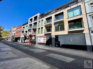 Deze zeer goed gelegen handelspanden liggen in de winkelstraat van Ronse op 100m van de Grote Markt. De handelspanden worden nog voorzien van chape!...