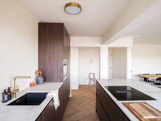 Eénslaapkamerappartement op de zevende verdieping met indrukwekkend uitzicht<br /><br />Op de zevende verdieping van Residentie Goya aan de Tentoonstellingslaan bevindt zich dit gerenoveerde éénslaapkamerappartement. Hier woon je op een strategische locatie, vlak bij het Zuidpark, het Muinkpark en het stadscentrum, met de fly-over die je in enkele minuten naar de belangrijkste invalswegen brengt.<br /><br />De ligging op hoogte zorgt niet alleen voor een indrukwekkend uitzicht, maar ook voor een overvloed aan natuurlijk daglicht in elke ruimte. De royale volumes, typerend voor de bouwstijl uit de jaren ’70, bieden een aangenaam wooncomfort. Grote raampartijen versterken bovendien het ruimtelijke gevoel dat de oppervlakte van 66 m² al biedt.<br /><br />De indeling is helder en praktisch: een inkomhal met gastentoilet en vestiaire, links de woon- en eetkamer met open keuken en een klein balkon, rechts een ruime slaapkamer en een aparte badkamer met inloopdouche en wastafel.<br />Het uitzicht, de zuidwestelijke oriëntatie en de centrale ligging maken dit tot een interessante opportuniteit in een aantrekkelijke prijsklasse.<br /><br />Dankzij de strategische ligging nabij de belangrijkste invalswegen, de fly-over en het Muinkpark is dit appartement ideaal voor young professionals.<br />Ook voor ouders van studerende kinderen, investeerders of wie op zoek is naar een eerste thuis in Gent vormt dit een bijzonder interessante opportuniteit.