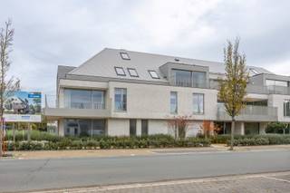 Dit luxueus afgewerkt appartement maakt deel uit van het nieuwbouwproject AQUILO in het klassevolle Sint-Idesbald. <br /><br />Het energiezuinige karakter wordt bepaald door individuele zonnepanelen per appartement, doorgedreven isolatie en warmtepomp alsook balansventilatie systeem D. De ruime oppervlaktes benadrukken het luxueuze cachet van de appartementen.<br />Ontdek een exclusieve kans om te wonen in het hart van Sint-Idesbald, waar modern comfort en een stijlvolle levensstijl samenkomen. <br /><br />Het appartement is gelegen op de tweede verdieping en werd op plan ingedeeld als volgt:<br />Inkom met toilet en berging, lichtrijke leefruimte met open keuken, 2 slaapkamers met elk zijn eigen badkamer, terras en ruime zolderberging.<br /><br />Verplicht aan te kopen parkeergelegenheid en kelderberging niet in de prijs inbegrepen. <br /><br />Oppervlakte appartement: 132,90 m²<br />Oppervlakte terras: 19,71 m²<br />Oppervlakte zolderberging: 22,52 m²<br /><br />Wenst u meer informatie of een afspraak aan het ingericht modelappartement? Contacteer ons vrijblijvend via 058 62 27 51 of jhonny@vlaemynck.be