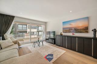 Ontdek dit recent en stijlvol appartement met 2 slaapkamers, gelegen op de tweede verdieping van de prestigieuze residentie Commodor in Oostende. Dankzij de uitstekende ligging nabij de zeedijk geniet u hier van een unieke combinatie van luxe, comfort en een aangename woonomgeving aan zee. Het appartement beschikt over een lichtrijke leefruimte met grote raampartijen die zorgen voor een open en ruimtelijk gevoel. Vanuit de leefruimte heeft u toegang tot het gezellige terras met zijdelings zeezicht, waar u in alle rust kan genieten van de frisse zeelucht en het uitzicht. De moderne open keuken is kwalitatief afgewerkt en voorzien van alle hedendaagse comfort. Verder omvat het appartement twee volwaardige slaapkamers, een stijlvolle badkamer en een praktische berging. Dankzij de recente afwerking en het energiezuinige karakter is dit appartement volledig instapklaar. Extra troeven zijn de privatieve kelderberging en de gemeenschappelijke fietsenberging in het gebouw, wat zorgt voor extra comfort en praktische opbergruimte. Kortom, een ideale eigendom als vaste woonplaats, tweede verblijf of investering op topligging in Oostende.