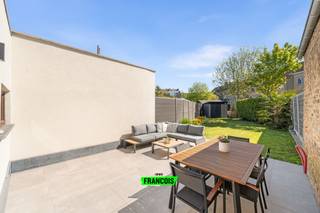 Deze smaakvol gerenoveerde woning bevindt zich in een rustige woonwijk, op korte afstand van het bruisende stadscentrum van Blankenberge. Hier geniet u van het beste van twee werelden: de levendigheid van de stad binnen handbereik, gecombineerd met een aangename woonrust. Bovendien zijn het station, de zee en de Blankenbergse Jachthaven vlot bereikbaar.<br /><br />Bij het binnenkomen wordt u verwelkomd in een verzorgde inkomhal die uitgeeft op de lichtrijke leefruimte met gezellige eetplaats. De aansluitende, ruime keuken werd stijlvol vernieuwd en is volledig uitgerust volgens de hedendaagse normen – ideaal voor wie houdt van comfort en functionaliteit. Op het gelijkvloers vindt u bovendien een gastentoilet, een polyvalente ruimte (perfect als bureau of hobbykamer) en een praktische berging die momenteel dienstdoet als wasplaats.<br /><br />Op de eerste verdieping bevinden zich twee volwaardige slaapkamers met aangename lichtinval. De nachthal is voorzien van maatkasten die extra bergruimte creëren. De ruime badkamer is volledig uitgerust en biedt alle comfort met een tweede toilet, dubbele wastafel, ligbad en een grote inloopdouche.<br /><br />De recent heraangelegde buitenruimte vormt een echte troef: een zonnige en onderhoudsvriendelijke buitenruimte waar u in alle rust kan genieten. Ook hier is een extra berging voorzien voor bijkomende opslag.<br /><br />Kortom, een instapklare woning met hoogwaardige afwerking op een uitstekende ligging – ideaal voor wie comfortabel en zorgeloos wil wonen.<br /><br />