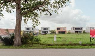 Aan Vogelsanck, een rustige en landelijk gelegen woonlocatie net buiten de dorpskern van Oostmalle biedt Danneels vier nieuwe bouwgronden te koop aan. <br /><br />Deze ruime villapercelen combineren een mooie straatbreedte met een aanzienlijke diepte, waardoor je hier volop kan genieten van een ruime, perfect zuidwest georiënteerde woning met ruime tuin. <br /><br />De percelen worden te koop aangeboden zonder bouwverplichting. Je kiest dus helemaal vrij met welke bouwpartner(s) je samenwerkt en wanneer je hier gaat bouwen.<br /><br />Hier woon je rustig in een landelijke omgeving maar zonder in te boeten aan bereikbaarheid. Je vindt alle nodige voorzieningen in de nabijheid en hebt een vlotte aansluiting naar de E19 en E34.  