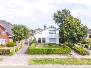 Deze eigendom is gelegen in een rustige woonwijk nabij de dorpskern van Evergem, doch ook zeer centraal gelegen nabij de R4.<br />De woning dateert van einde de jaren '60, geniet een stevige structuur (allemaal betonnen gewelven) en heeft een leuke indeling met split-levels. Enkele renovatiewerken dringen zich op om te voldoen aan het hedendaags wooncomfort.<br />Indeling: inkomhal, gastentoilet, lichtrijke woonkamer met schouwelement, ruime keuken met aansluitend een veranda en toegang tot de tuin. Naast de keuken is er een kleine bergruimte met toegang tot de inpandige garage (doet ook dienst als berging). Op de verdiepingen bevinden zich in totaal 4 slaapkamers (3 grote en 1 kleine of bureau) en een badkamer met lavabomeubel, inloopdouche en toilet. Links van het woonhuis is er een lange oprit voor verschillende wagens met aparte garage (staalplaten). Aangename achtertuinzone aanwezig met zuidoost oriëntatie.<br />INTERESSANTE EIGENDOM AAN DE JUIST PRIJS/KWALITEIT VERHOUDING!!<br />EPC: 339 kWh/(m² jaar), energielabel D, geen renovatieverplichting. P-score: A, G-score: A, geen risicozone voor overstromingen. Woongebieden, vergunning uitgereikt, verkavelingsvergunning uitgereikt, geen voorkooprecht, geen rechtelijke herstelmaatregel of bestuurlijke maatregel opgelegd.<br />U kan alle attesten bij verkoop downloaden via de website janssens-leroy.be.