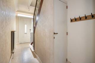 <p>Ontdek deze huiselijke woning met ruimte én potentieel op een rustige locatie vlak bij het centrum van Kruibeke. De ruime tuin, aangename leefruimtes, volwaardige slaapkamers en praktische zij-ingang maken van deze woning een uitstekende opportuniteit voor wie comfortabel wil wonen en tegelijk ruimte zoekt om nog verder te personaliseren.</p>
<p><span>Gelijkvloers</span><br />Inkomhal (7m²) met toegang naar de droge kelder (7m²). Ruime en lichte leefruimte (30m²) met zicht op de tuin. Aansluitend hebben we de ingerichte keuken (6.5m²). Badkamer (7m²) met ligbad, wastafel, toilet en aansluiting wasmachine. Via de tuin bereiken we nog extra berging (10m²).</p>
<p><span>1<sup>e</sup> Verdieping</span><br />Drie slaapkamers en een vaste trap naar de zolder. (14-14-5m²).</p>
<p><span>2<sup>e</sup> Verdieping</span><br />Deze ruimte is ideaal om een extra slaapkamer en technische ruimte bij te creëren. (24m²).</p>
<p><span>Extra</span><br />De gevels werden opnieuw gevoegd in 2005. Het dak werd vernieuwd in 2004. De condensatieketel werd vernieuwd in 2011. Rolluiken zijn gedeeltelijk aanwezig, op het verdiep elektrisch. Door nieuwe ramen en dakisolatie te plaatsen kan je de huidige energiewaarde verbeteren.</p>