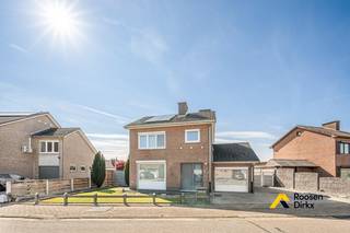 Vlakbij het gloednieuwe multi sportcomplex en de middelbare scholen, op 10 minuutjes wandelen van het Breese stadscentrum ligt deze goed onderhouden en verzorgde gezinswoning op nieuwe eigenaars te wachten. Het betreft een vrijstaand huis in een rustige woonbuurt met enkel plaatselijk verkeer. Kinderen kunnen te voet naar school en naar de sport- of jeugdvereniging. Sanitair en keuken zijn goed onderhouden en nog bruikbaar, maar zijn aan vernieuwing toe. in 2000 werden de ramen en deuren vervangen en in 2024 zijn er zonnepanelen geplaatst. Gelijkvloers zijn er de woonkamer en de keuken (met berging). De garagepoort is vervangen door een raam en de ruimte kan dienst doen als slaap- of hobbykamer, bureel... Op de eerste verdieping zijn er 3 slaapkamers en de badkamer.<br />In de tuin is er een carport en een gemetste tuinberging. Het is een gezellige achtertuin met groen en veel privacy, toegankelijk via een toegangspoort naast de woning.<br /><br />INDELING:<br /><br />Gelijkvloers (±80m²):<br />- Inkomhal<br />- Toilet<br />- Woonkamer<br />- Keuken<br />- Berging<br />- Garage:  in te richten als slaap- of hobbykamer, bureel...<br /><br />Verdieping (±60m²):<br />- Nachthal<br />- Slaapkamer 1<br />- Slaapkamer 2<br />- Slaapkamer 3 <br />- Badkamer met ligbad en enkele lavabo<br /><br />PRO:<br />- Zeer gunstige ligging vlakbij het gloednieuwe zwembad/sportcomplex en vlakbij de scholen<br />- Gezellig omheind perceel met veel privacy<br />- Degelijke basisstructuur<br />- Rustige woonbuurt met weinig verkeer<br />- Bree centrum te voet bereikbaar<br /> 