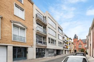 TE KOOP: een zeer ruime praktijkruimte van 342 m², gelegen op een uitstekende locatie nabij de Stationsstraat te Sint-Niklaas, in een rustige doodlopende straat met vlotte bereikbaarheid.
Het pand omvat de volledige gelijkvloerse verdieping en beschikt over een aparte toegang tot zowel de garage als het magazijn. Deze indeling maakt het geheel uitermate geschikt voor diverse professionele doeleinden, zoals kantoor-, praktijk- of handelsruimte.
De eigendom is bovendien volledig asbestveilig en beschikt over een gunstig EPC-label B, wat duidt op een energiezuinige en toekomstgerichte infrastructuur. Bouwplannen zijn beschikbaar voor inkijk en verdere optimalisatie van de ruimte.
Dankzij de royale oppervlakte, de afzonderlijke toegangen en de ligging in een aantrekkelijke en aangename woonomgeving, biedt dit pand eveneens potentieel voor herbestemming tot een moderne loft of combinatie wonen-werken, mits naleving van de geldende regelgeving en het verkrijgen van de vereiste vergunningen.
Een zeldzame opportuniteit voor wie op zoek is naar ruimte, kwaliteit en locatie in één eigendom. Bel ons nu voor een afspraak op het nummer: 052/46.38.03 en wie weet tot binnenkort! 
