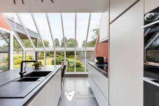 <p><span>Perfect onderhouden, instapklare woning op ideale ligging</span></p><p><span> </span></p><p><span>Belangrijkste troeven:</span></p><p><span>- Perfect instapklaar en energiezuinig dankzij continue investeringen in de woning</span></p><p><span>- Reeds vernieuwd: keuken, verwarming, extra isolatie zoldervloer, pelletkachel, tuinberegening, binnendeuren...</span></p><p><span>- Tevens aanwezig: zonnepanelen, airco's, zonneboiler</span></p><p><span>- Ook nog groenestroomcertificaten van ca 5 x 270€/jaar</span></p><p><span>- Doordachte indeling met zeer mooie ruimtes</span></p><p><span>- Riante leefruimte met extra bureau/speelruimte</span></p><p><span>- 3 ruime slaapkamers</span></p><p><span>- Ruime tuin met terras met mooie overkapping en praktische carport en garage</span></p><p><span>- Ook zolder en kelder aanwezig</span></p><p><span>- Ideale ligging in rustige straat met zeer goede bereikbaarheid</span></p><p><span> </span></p><p><span>Bekijk zeker ook de 3D virtuele rondleiding en de grondplannen met de afmetingen. Zo krijgt u van thuis uit al een perfect beeld van wat deze woning te bieden heeft!</span></p><p><span>Wenst u meer info of een vrijblijvende bezichtiging, contacteer dan ons kantoor op het nummer 014 39 99 99 en wij helpen u graag verder.</span></p>