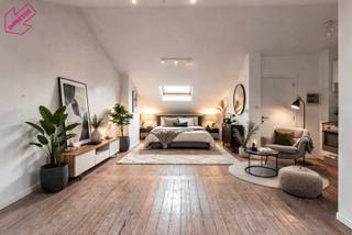 Charmante studio op een zucht van het KMSKA<br /><br />De ligging van deze studio kunnen we met een gerust hart absoluut top noemen. Hier woon je op een zucht van het KMSKA, het nieuwe Zuidpark, de Scheldekaaien en — niet onbelangrijk, de Marnixplaats!<br />Net buiten de deur duik je meteen de gezellige drukte in van terrasjes, leuke restaurants, winkelstraten … en alles wat het gegeerde Zuid te bieden heeft.<br />Ook qua mobiliteit zit je hier goed: er zijn stadsfietsen in de straat, een tram- en bushalte in de directe omgeving en de verbindingswegen zijn vlot bereikbaar.<br /><br />De studio is gelegen op de vierde (en hoogste) verdieping van een kleinschalig gebouw zonder lift, waar elk appartement beschikt over individuele meters voor gas, water en elektriciteit en individuele verwarming. Een garantie voor lage maandelijkse kosten.<br />De studio bestaat uit een open, ingerichte keuken en een ruime leef/slaapruimte met de mogelijkheid tot het maken van een afzonderlijke slaapkamer of slaaphoek. De badkamer is voorzien van een douche, toilet en lavabo en beschikt over de aansluiting voor een wasmachine.<br /><br />Belangrijkste troeven:<br /><br />-Gezellig, authentiek gebouw <br /><br />-Lage maandelijkse kosten (individuele verwarming, geen lift en afzonderlijke meters)<br /><br />-Asbestveilig en conforme elektriciteit <br /><br />Verplichte vermeldingen:<br />EPC = 156 kWh/m²<br />P-score: A G-score: A<br />Stedenbouwkundige inlichtingen: VG-WG-GDV-GVKR-GVV