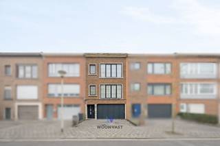 Située dans le quartier calme et recherché de la Vogeltjeswijk, ce bien spacieux offre de nombreuses possibilités d’aménagement. Le bien allie confort d’habitation et grande flexibilité. Actuellement aménagé en maison unifamiliale, il est toutefois répertorié comme immeuble à appartements, offrant la possibilité d’être redivisé en deux appartements distincts.<br /><br />Au niveau de la rue, vous trouverez un espace polyvalent pouvant parfaitement accueillir un bureau pour profession libérale ou indépendant, une salle de loisirs ou un local à vélos. Cet étage comprend également un grand garage, trois caves dont une aménagée en buanderie ainsi qu’un accès direct au jardin orienté est. Ce jardin, entièrement privé et sans vis-à-vis, constitue un véritable havre de paix.<br /><br />Le premier étage est dédié aux espaces de vie et se compose d’un séjour lumineux, d’une cuisine séparée avec débarras attenant, d’une salle de bains et d’une pièce supplémentaire pouvant faire office de bureau ou de chambre d’amis.<br /><br />Au deuxième étage, vous découvrirez deux chambres spacieuses, une salle de bains ainsi qu’une troisième grande pièce actuellement aménagée en chambre avec dressing.<br /><br />Grâce à sa configuration bel-étage, ses volumes généreux, son garage spacieux et sa situation paisible, ce bien conviendra parfaitement aux familles, indépendants ou investisseurs à la recherche d’un bien offrant flexibilité, intimité et potentiel de valorisation.<br /><br />Ce bien a retenu votre attention ?<br />N’hésitez pas à contacter Morgane : morgane@woonvast.be ou +32 498 60 61 75