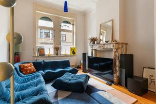 Ben je op zoek naar een werkelijk uniek en exclusief herenhuis te koop ? Ontdek deze ongeziene architecturale parel.. Deze karaktervolle en historische woning is met trots opgenomen in de inventaris van het architecturaal patrimonium en ademt grandeur. Het pand diende oorspronkelijk als de persoonlijke showroom voor de architect zelf. Dit vertaalt zich vandaag de dag nog steeds in een uiterst luxueuze afwerking met hoogstaande materialen. Bij het binnenkomen word je meteen overweldigd door de gracieuze marmeren schouwen en de unieke, verfijnde standbeelden van engeltjes die de statige inkomhal sieren.<br /><br />Het huis is volledig onderkelderd en biedt op het gelijkvloers de klassieke en geliefde Brusselse drie-kamerindeling. Je geniet hier van een uitzonderlijk ruime en sfeervolle woonkamer, die naadloos overvloeit in een polyvalente leefruimte en een gezellige eetkamer met aansluitende keuken. Een absolute blikvanger is de indrukwekkende glazen wand achteraan. Deze zorgt niet alleen voor een overvloed aan natuurlijk licht, maar nodigt ook uit naar het ruime terras en de zonovergoten tuin. Deze riante, L-vormige stadstuin is qua grootte een absoluut unicum voor deze locatie. Tot ieders verbazing herbergt deze oase van rust een ware zeldzaamheid in de stad: wellicht het enige en exclusieve privézwembad van heel Molenbeek.<br /><br />Via de authentieke trappenhal, doorheen de hele woning voorzien van warm en massief parket, bereik je het tussenverdiep waar zich een handig apart toilet bevindt. De eerste verdieping is ingericht met een prachtig gerenoveerde badkamer die aan alle hedendaagse normen voldoet. Verder vind je hier drie slaapkamers, waarvan de kamer aan de tuinzijde volop rust biedt en de twee straatgerichte kamers verrassen met een speelse en ruimtelijke mezzanine. Op de tweede verdieping ontdek je een tweede royale badkamer met luxueus jacuzzibad, een klassieke slaapkamer en een indrukwekkende duplex slaapkamer met uitzicht op het groendak en de tuin.<br /><br />Dit prestigieuze vastgoed bevindt zich in een uiterst rustige buurt met een mooie mix van bewoners en authentieke herenhuizen. Je woont op een boogscheut van scholen, handelaars en de hippe Gare Maritime op vijf minuten wandelen. Parkeren is geen probleem dankzij de mogelijkheid om parkeerplaatsen te huren in het gebouw recht tegenover het huis.<br /><br />Vaïk Géczy<br />vaik.geczy@dewaele.com<br />+32 456 72 15 89