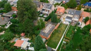 Een eigendom met tal van mogelijkheden. Naast de te renoveren woning bevindt zich achteraan het perceel een vergund polyvalent <strong>bijgebouw van ca. 200 m²</strong>, met aansluitend nog een bijkomende bergplaats van ca. 40 m². Een interessante combinatie voor wie wonen graag koppelt aan extra ruimte voor een passende invulling.<br /><br />De Sint Jobsteenweg geniet van een strategische ligging in ’s-Gravenwezel, met het dorpscentrum, winkels en dagelijkse voorzieningen vlot binnen bereik. De ligging vormt bovendien een goede uitvalsbasis richting Sint-Job, Schilde en de omliggende gemeenten, met een vlotte verbinding richting Antwerpen. Tegelijk bevindt u zich in de groene omgeving die zo kenmerkend is voor ’s-Gravenwezel, met verschillende wandel- en fietsmogelijkheden in de buurt.<br /><br /><strong>Polyvalent bijgebouw</strong><br />Achteraan het perceel bevindt zich de absolute troef van deze eigendom: een vergund polyvalent <strong>bijgebouw van ca. 200 m²,</strong> aangevuld met een aansluitende bergplaats van ca. 40 m². De royale oppervlakte biedt interessante mogelijkheden afhankelijk van de gewenste invulling.<br />Vraag ons gerust naar de mogelijkheden en verdere informatie omtrent het bijgebouw.<br /><br /><strong>Indeling woning</strong><br />De woning zelf is te renoveren en biedt daardoor de vrijheid om het interieur volledig naar eigen smaak en hedendaagse woonwensen vorm te geven.<br />Via de ruime inkomhal met vestiairegedeelte en gastentoilet bereikt u rechts de woonkamer, die aansluit op de eetruimte. Beide leefruimtes kijken uit op de tuin en vormen samen een aangename basis voor het toekomstige leefgedeelte.<br />Aansluitend bevindt zich de keuken, met rechtstreekse toegang tot het terras en de tuin. Op het gelijkvloers is verder nog een badkamer met ligbad aanwezig.<br /><br /><strong>Eerste verdieping</strong><br />De nachthal geeft toegang tot vier slaapkamers en een tweede badkamer met douche. Via een valluik met uitschuifbare trap bereikt u bovendien de zolderruimte, ideaal als bijkomende berging.<br /><br /><strong>Bijzonderheden</strong><br />De combinatie van een te renoveren woning met vier slaapkamers, een vergund polyvalent bijgebouw van ca. 200 m² en een bijkomende berging van ca. 40 m² maakt dit tot een eigendom met een uitzonderlijk veelzijdig karakter; de verwarming gebeurt momenteel op stookolie