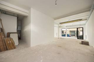  Ruim handels gelijkvloers van ca 81m² in opkomende buurt, ruime kelder van ca 52m², aparte wc en doucheOp zoek naar een plek voor je nieuwe zaak;...