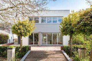 Onder optie - Compromis in opmaakDe woning is gelegen in Aalter-Brug in een rustige straat aan het kanaal op een perceel van 2440m2. Gebouwd in 2000...