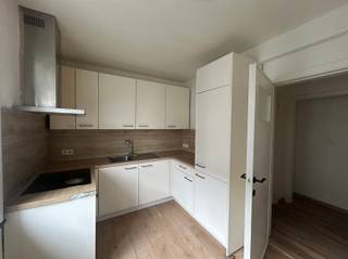 <p><span>A quelques pas du Gasthuisberg et du centre historique de Louvain et à proximité de toutes les principales voies d'accès, nous avons le plaisir de proposer à la location cet appartement de 2 chambres à coucher récemment rénové  en 2023. Cet appartement central mais calme est situé  au rez-de-chaussée d'une petite résidence bien entretenue.<br />L'appartement confortable a une surface utile de 88m² et comprend un hall d'entrée avec vestiaire, des toilettes pour invités, un salon lumineux et confortable et une cuisine entièrement équipée. Il y a également 2 chambres à coucher de taille normale, dont l'une s'ouvre sur un petit balcon, un hall de nuit et une salle de bains avec douche à l'italienne</span><span>. Charges mensuelles : 105 euros (y compris la provision pour la consommation d'eau de l'appartement). Disponible à partir du 15/05/2023. En résumé, cet appartement bien situé et rénové vaut vraiment la peine d'être visité. Pour les décideurs rapides : <br /><br /></span></p><p><span> </span></p>