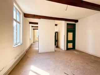 Située en plein cœur de Lessines, sur la Grand-Place, cette maison d’habitation à rénover offre un potentiel exceptionnel pour investisseurs...