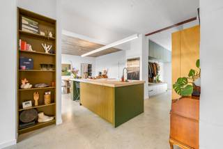 <p>Lichtrijk 2-slpk. app. met zuidwesttuin én parking - EPC A</p><p>Vlak bij Park Spoor Noord en de Slachthuissite ligt dit verrassend rustige en ruime appartement. De buurt is volop in ontwikkeling, met veel groen en toekomstpotentieel. Via de sfeervolle gemeenschappelijke binnentuin bereik je de woning op het gelijkvloers van de achterbouw. Met twee slaapkamers en een stadstuin combineert deze plek het open karakter van een loft met het comfort van een instapklare woning.</p><p>Via de inkomhal met ingemaakte kasten kom je in de royale leefruimte. Hoge plafonds, warme materialen en veel licht geven het interieur karakter. De open keuken met kookeiland en hoogwaardige inbouwtoestellen sluit aan op de eetruimte. Een groot schuifraam geeft rechtstreeks uit op de zuidwestgerichte tuin met mediterrane uitstraling, waar je volop geniet van de late middag- en avondzon.</p><p>Er zijn twee volwaardige slaapkamers, waarvan de master bedroom aansluit op een ruime dressing met kamerhoge kasten. De badkamer in Mortex heeft een dubbele wastafel, inloopdouche én ligbad. Verder zijn er een apart toilet, een ruime voorraadkamer, een praktische berging, een wasruimte en een afzonderlijke technische ruimte.</p><p>Het appartement werd recent grondig gerenoveerd, met bijzondere aandacht voor afwerking, comfort en energiezuinigheid. Het beschikt over EPC-label A en is uitgerust met een warmtepomp, vloerverwarming, zonnepanelen, thuisbatterij, ventilatiesysteem, regenwaterinstallatie en slimme Loxone-domotica.</p><p>De gemeenschappelijke binnentuin vangt de ochtendzon en vormt een groene overgang tussen de doodlopende straat en het appartement. Ook het fijne contact tussen de buren draagt bij aan de charme van deze plek en de buurt.</p><p>Bij het appartement hoort een ondergrondse autostaanplaats, vlot in en uit te rijden en bereikbaar via een elektrische poort. De autostaanplaats wordt samen met het appartement verkocht. Gemeenschappelijke kosten: € 50/maand.</p><p>Interesse? Neem zeker contact op voor een bezichtiging!</p>