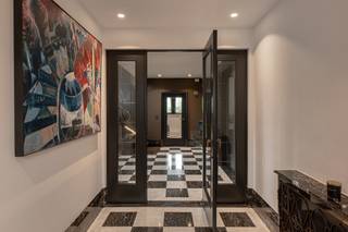 <p><strong>Luxueuze villa (totaalrenovatie) in het exclusieve "Schotenhof" op een prachtig perceel van ca. 4.162 m². De villa is tot in de perfectie afgewerkt, 100% instapklaar.</strong></p>
<p>Deze schitterende villa, volledig gerenoveerd in 2022, combineert modern design met authentieke charme. De woning staat garant voor een sublieme woonervaring, met zorgvuldig geselecteerde hoogwaardige materialen, uitstekende energie-efficiëntie en oog voor ieder detail.</p>
<p><strong>Bijgebouw/poolhouse (ca. 100m²):</strong> Grote polyvalente ruimte met voorzieningen voor kitchenette en airco - Wellness met KLAFS sauna, inloopdouche met sunshower en apart toilet - Extra kamer met airco<br />Geschikt voor zorgwonen en werken, of vrij beroep (bijv. kinesist, advocaten/architectenkantoor, tandarts,...)<br /><br /><strong>Technische troeven & duurzaamheid:<br /></strong><strong></strong><strong>- Totaalrenovatie (2022)</strong>: Dakisolatie, nieuwe leidingen, compleet vernieuwd rioleringsnetwerk binnen en buiten, radiatoren, badkamers<br /><strong>- Hoogwaardige afwerking</strong>: Eikenhouten parket (hongaarse punt), natuursteen, indirecte LED-verlichting, vernieuwde deurklinken (Novia)<br /><strong>- Energie & duurzaamheid</strong>: Verwarming op gas (Bosch), Daikin airco’s in alle kamers en living, 3-dubbele UV-bestendige beglazing, regenwaterput (20.000L), digitale thermostatische kranen op afstand. Laag EPC 219 kWh/m² <br /><strong>- Comfort & functionaliteit</strong>: Wachtleiding voor laadpaal, krachtstroom, automatische toegangspoort met dubbele oprijlaan, conforme elektrakeuring, TV-aansluiting in bijna alle ruimtes, inbouwspots, ruime parkeermogelijkheden op eigen terrein<br /><strong>- Uitmuntende beveiliging</strong>: Alarmsysteem, ruimtedetectie, 13x videobewaking (mogelijkheid tot 5 extra camera’s), dubbele videofonie, rookbeveiligingssysteem.<br /><strong>- Slimme technologie & bediening op afstand:</strong> <strong>Diverse functies in en rond de woning zijn eenvoudig vanop afstand te bedienen via smartphone<br /></strong><br /><strong>Deze exclusieve villa biedt ongekende luxe, privacy en comfort in een van de meest begeerde woonomgevingen.</strong></p>