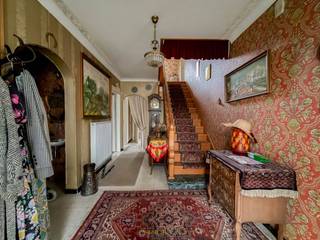 <p><span>CHARMANTE VILLA met RENOVATIEMOGELIJKHEDEN, gelegen in een GEGEERDE RESIDENTIËLE WOONWIJK te Zulte. Deze woning geniet van een RUSTIGE, KINDVRIENDELIJKE LIGGING en vormt, MITS RENOVATIE, de ideale basis om uit te groeien tot een RUIME GEZINSWONING met karakter. Dankzij de RUIME BEWOONBARE OPPERVLAKTE biedt deze eigendom tal van MOGELIJKHEDEN voor wie op zoek is naar ruimte en comfort. Bovendien bevindt de woning zich op korte afstand van winkels, scholen, openbaar vervoer en belangrijke invalswegen, wat zorgt voor een UITSTEKENDE BEREIKBAARHEID.</span></p>
Via de inkomhal met gastentoilet betreedt u de ruime woonkamer. Aansluitend bevindt zich de te moderniseren keuken met toegang tot de kelder. Verder beschikt het gelijkvloers over een te vernieuwen badkamer, een gelijkvloerse slaapkamer, een inpandige garage en een praktische buitenberging. Op de verdieping geeft de ruime nachthal toegang tot 4 slaapkamers, waarvan 1 met douche, waardoor deze woning bijzonder geschikt is voor grotere gezinnen.<br />Buitenshuis geniet u van een oprit en een groene tuin, ideaal om in alle rust te ontspannen.<br /><br />Adres: Zonnelaan 10 te Zulte<br /><br />EPC: 903 kWh/m², G-score en P-score A, Renovatieplicht van toepassing