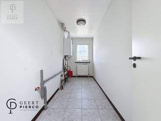 Dit ruim appartement gelegen boven een handelszaak moet je zeker gezien hebben.De zee van ruimte die je hier gaat ontdekken is ongezien. Het...