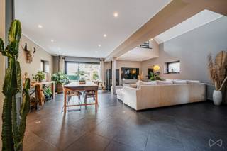 🏡 BELLE MAISON 3 CHAMBRES, BUREAU, GARAGE ET JARDIN – 189 M² HABITABLESSituée dans un environnement calme et agréable, cette spacieuse maison allie...