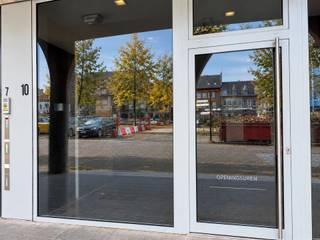 Markt 10, 2900 Schoten | 209 m² | Rechtstreeks van de eigenaarOp een uitstekende locatie aan de Markt in Schoten bevindt zich deze veelzijdige ruimte van 209 m², ideaal voor ondernemers, creatieve teams en professionals die op zoek zijn naar een open en flexibele werkomgeving.De indeling leent zich perfect voor bedrijven met een open workspace-mentaliteit, waar samenwerking, creativiteit en interactie centraal staan. Ook als co-workingruimte biedt het pand interessante mogelijkheden, met voldoende oppervlakte om verschillende werkplekken en gezamenlijke zones te creëren.Maar de mogelijkheden reiken verder dan kantooractiviteiten. Dankzij de twee afzonderlijke ruimtes is het pand ook bijzonder geschikt voor bewegingsgerichte activiteiten zoals yoga, pilates, ballet of dans. Daarbij kan gekozen worden voor een ruime, zichtbare ruimte aan de straatzijde of een meer discrete en rustige ruimte achteraan, afhankelijk van de gewenste sfeer en activiteit.De centrale ligging vormt een bijkomende troef. Het pand bevindt zich midden in het centrum van Schoten, met winkels, horeca en andere voorzieningen op wandelafstand. Het ruime plein voor de deur biedt bovendien tal van parkeermogelijkheden voor medewerkers, klanten en bezoekers.