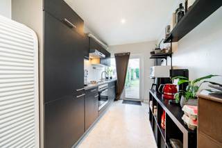 Toffe woning gelegen in de gegeerde wijk van Sint-Elisabeth! Bestaande uit hal, gezellige living, ingerichte keuken met zicht op tuin en terras. Badkamer met douche en toilet, garage en kelder. Op de 1ste verdieping twee ruime slaapkamers en vaste trap naar de geïsoleerde zolder waar nog makkelijk een bijkomende kamer kan ingericht worden. Rustige en mooie buurt!