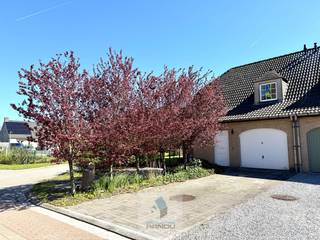 Deze verzorgde woning is gelegen in de rustige Vrouwenstraat te Astene, een aangename deelgemeente van Deinze. De ligging heeft een vlotte bereikbaarheid in de nabijheid van winkels, scholen en belangrijke invalswegen richting Gent en Kortrijk. Ideaal voor wie rustig wil wonen met alle voorzieningen binnen handbereik.<br /><br />De woning beschikt op het gelijkvloers over een inkomhal met gastentoilet, een ruime en lichtrijke leefruimte, een open keuken en een praktische berging met aansluiting voor een wasmachine. Aansluitend is er een garage.<br /><br />Op de eerste verdieping bevindt zich de nachthal die toegang geeft tot drie volwaardige slaapkamers en een ruime badkamer uitgerust met een dubbele lavabo, ligbad, douche en toilet.<br /><br />Buiten geniet u van een ruime tuin met terras en parkeermogelijkheid voor 2 à 3 wagens.<br /><br />Extra troef: de woning is momenteel verhuurd, wat dit ook interessant maakt als investering.<br /><br /><strong>Wenst u de woning te bezichtigen?</strong><br />Maak dan eenvoudig zelf uw afspraak voor het bezoekmoment van woensdag 22 april via de link op onze website.<br /> 