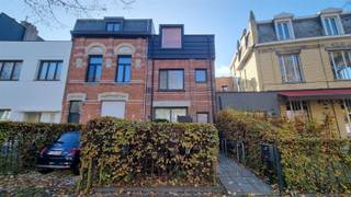 Uitstekend gelegen in de prachtige Lindenlei in Mortsel, vinden we dit duplex appartement met dakterras. Indeling:Met de trap bereiken we de 1e...