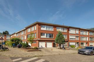 Matched: voor meer info kevin@wellimmo.net! Download alvast het gunstig EPC, blanco asbestattest en het grondplan via de Wellimmo-site ('documenten')<br />In een kleinschalig hoekgebouw, midden in het rustige en groene Deurne-Zuid, vinden we dit instapklare appartement van +/-75m² op de eerste verdieping. Dankzij de gunstige hoekligging geniet het appartement van een uitzonderlijke lichtinval in elke ruimte.<br />De ligging is ideaal: op wandelafstand van meerdere parken, met winkels, scholen, openbaar vervoer én stadsfietsen letterlijk voor de deur.<br />Indeling:<br />Lichte, ruime leefruimte<br />Volledig uitgeruste keuken<br />Twee comfortabele slaapkamers (15m² en 9m²)<br />Ingerichte badkamer<br />Apart toilet<br /><br />Een grote extra troef is de ruime privatieve garagebox met de bijkomende staanplaats ervoor – goed voor twee privéparkeerplaatsen. Bewoners kunnen gebruik maken van de gemeenschappelijke tuintjes rond het gebouw, wat extra rust en groen biedt.<br /><br />Troeven:<br />✅ Instapklaar<br />✅ Mooie lichtinval<br />✅ Garagebox + staanplaats ervoor<br />✅ Gemeenschappelijke tuin<br />✅ EPC-label B (149 kWh/m²)<br />✅ Conforme elektriciteit<br />✅ Asbestveilig<br />✅ Laag kadastraal inkomen en lage maandelijkse lasten: 110€ incl verwarming, water, blokpolis,....<br /><br />Meer info of een bezoek inplannen?<br />👉 Surf naar www.wellimmo.net<br />📞 Bel ons op 03 225 00 68