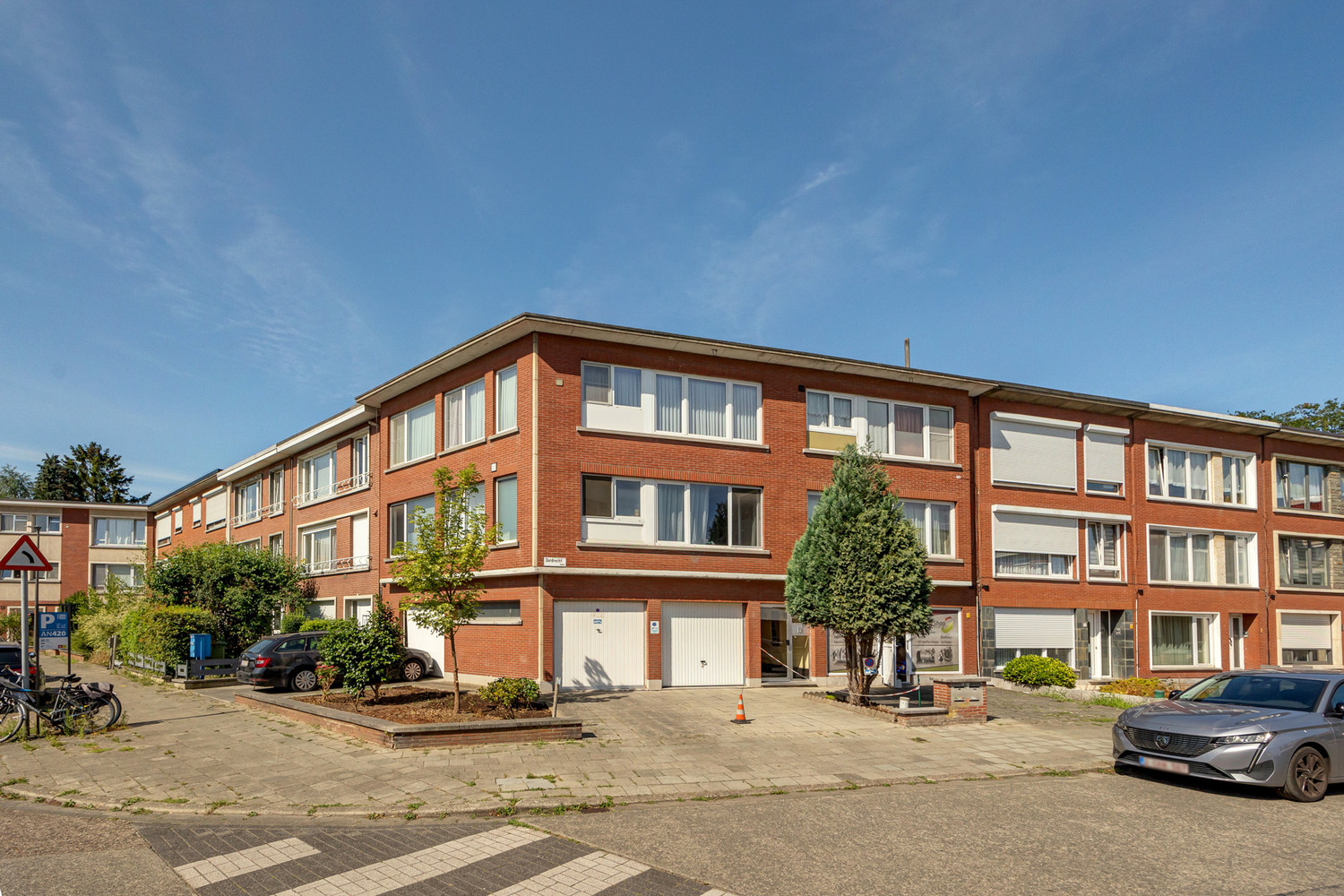 Matched: voor meer info kevin@wellimmo.net! Energiezuinig (EPC B) en instapklaar 2 slk-appartement in een kleinschalig hoekgebouw te Deurne-Zuid, met privatieve garagebox + de staanplaats ervoor - photo 2