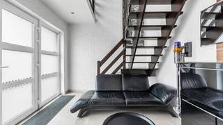 <p><strong>Ruime gezinswoning met 3 slaapkamers, garage, grote zolder en volledig omheinde tuin</strong></p>
<p>Bent u op zoek naar een ruime woning met veel lichtinval en tal van mogelijkheden? Dan heeft deze leuke woning heel wat te bieden. Dankzij de praktische indeling, ruime leefruimtes en aangename buitenomgeving vormt dit een ideale thuis voor gezinnen die op zoek zijn naar comfort en ruimte.</p>
<p>Bij aankomst wordt u verwelkomd door een volledig omheind perceel met een verzorgde voortuin afgewerkt met kiezel, hekwerk en een elektrische poort. De verlichte oprit naast de woning zorgt voor voldoende parkeermogelijkheden en beschikt bovendien over een extra terrasgedeelte. Achteraan geniet u van een ruim betegeld terras met aansluitend een groene tuinzone, een bijkomend beklinkerd gedeelte en een garage met overkapping en voorzieningen voor een buitenkeuken.</p>
<p>Bij het binnenkomen valt meteen de ruime inkomhal met open trap en vide op, wat zorgt voor een open en aangenaam gevoel. De tegelvloer loopt door naar de lichtrijke leefruimte waar grote raampartijen zorgen voor veel natuurlijk daglicht. Dankzij het verlaagd plafond met ingebouwde spots krijgt de ruimte een moderne uitstraling. Extra comfort wordt voorzien door vloerverwarming en er is eveneens mogelijkheid voor een open haard.</p>
<p>De open keuken vormt het centrale punt van de woning en beschikt over veel opbergruimte, een kook- en afwaseiland en een aansluitende hoge bartafel. Dankzij de twee grote schuiframen en de lichtkoepel geniet deze ruimte van veel lichtinval. De keuken is volledig uitgerust met een Amerikaanse koelkast, ingebouwde koelkast, wijnkoeler, vaatwasser, cooker-kraan, ingebouwde koffiemachine, combi-oven met stoomfunctie, extra stoomoven, inductiekookplaat en dampkap met verlichting.</p>
<p>Op de bovenverdieping bevinden zich drie ruime slaapkamers met grote ramen en veel natuurlijke lichtinval. De master bedroom beschikt daarnaast over airconditioning en een elektrische sfeerhaard. De badkamer is uitgerust met een hoekbad, toilet en lavabo, waarbij reeds voorzieningen aanwezig zijn voor een douche.</p>
<p>Een extra troef is de ruime zolder van ongeveer 90 m² met een hoogte van circa 4,20 meter. De nodige plannen en vergunningen zijn nog aanwezig, wat mogelijkheden biedt voor verdere inrichting.</p>
<p>De woning beschikt bovendien volledig over elektrische rolluiken.</p>
<p><strong>Troeven op een rij:</strong><br />✔ 3 ruime slaapkamers<br />✔ Open keuken met veel opbergruimte en hoogwaardige toestellen<br />✔ Vloerverwarming op het gelijkvloers<br />✔ Airconditioning aanwezig<br />✔ Elektrische rolluiken doorheen de woning<br />✔ Ruime zolder van ca. 90 m² met mogelijkheden<br />✔ Garage met overkapping<br />✔ Volledig omheind perceel met elektrische poort<br />✔ Veel natuurlijke lichtinval</p>
<p></p>
<p><em>STEDENBOUWKUNDIGE INFORMATIE:</em><em><br />- Stedenbouwkundige vergunning ontvangen : in aanvraag<br />- Stedenbouwkundige bestemming: in aanvraag<br />- Verkavelingvergunning: in aanvraag<br />- Voorkooprecht RUP: in aanvraag<br />- Dagvaarding en herstelvordering voor inbreuk op de stedenbouwkundige voorschriften: in aanvraag</em></p>
<p><em>- Bestuursmaatregelen in het maatregelenregister: GEEN<br />- Overstromingsgevoeligheid van uw vastgoed:<br />P-score:<span> A</span><br />G-score:<span> A</span><br />EPC:<span> D </span>label,<span> 399 </span>kWH/m²</em></p>
<p><em>KI: 894 euro</em></p>
<p></p>