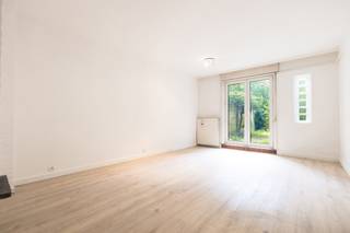 Ontdek in Laken, in de woonwijk Les Pagodes, dit mooie gerenoveerde appartement van ±96 m², gelegen op de tuinniveauverdieping van een klein gebouw uit 1958.
Het appartement valt op door zijn ruime indeling en aangename lichtinval. De woonkamer van ±25 m², voorzien van een open haard, straalt een gezellige sfeer uit en biedt toegang tot een privétuin van ±30 m² op het westen, ideaal om aan het eind van de dag van de zon te genieten. De keuken en de badkamer moeten nog worden geïnstalleerd, waardoor de toekomstige eigenaars deze volledig naar eigen smaak en behoeften kunnen inrichten. De woning omvat ook een slaapkamer met ruimte voor een badkamer, een bureau, een wasruimte, een inloopkast en een apart toilet. Een zolderruimte maakt het geheel compleet en biedt extra opbergruimte.
Een appartement dat een mooie balans biedt tussen binnenruimtes, een eigen buitenruimte en mogelijkheden tot personalisatie, in een rustige en geliefde wijk van Laken.
EPB: E, 233 kWh/(m²/jaar)