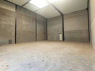 Warehouse for rent of approximately 170 m² in the center of Woesten. The warehouse is located 15 minutes from Poperinge and Ypres. <br /><br />Specifications: <br />- Sectional gate (4.5 m H x 4 m W);<br />- Clear height 7 m;<br />- Skylight;<br />- 2 standing places;<br />- Insulated <br /><br />In addition, the building has a spacious courtyard to run with a truck. <br />In short, a high-quality warehouse that is equipped with every comfort. <br /><br />Are you looking for a warehouse for rent in Woesten? Don't hesitate to contact us on 056 21 11 11!