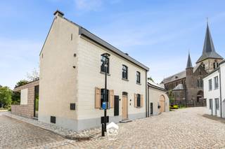 [[ DIT PAND NEEMT DEEL AAN DE ERA OPEN HUIZEN DAG OP 13/6 VAN 13:00 TOT 14:00 ]]
<p>Dit energiezuinige nieuwbouwappartement in het gezellige Kessenich (Kinrooi) combineert rust, comfort en een uitstekende ligging. Gelegen tussen Maaseik en Bree en vlak bij de Nederlandse grens, geniet u hier van een groene en landelijke omgeving, ideaal voor wandelaars, fietsers en natuurliefhebbers.</p>

<p>Het appartement werd gebouwd in 2026 en bevindt zich op de eerste verdieping. Met een woonoppervlakte van 85 m² beschikt het over 2 slaapkamers, een ruime badkamer, een apart toilet en een praktische berging. Daarnaast is er een terras van 15 m² waar u heerlijk kan ontspannen. De woning is afgewerkt met mooie materialen en voorzien van handige inbouwkasten in de gang. Bovendien is er een lage zolder aanwezig die nog verder ingericht kan worden naar eigen wens als opbergruimte.</p>

<p><strong>Enkele troeven:</strong></p>

<p>• Energiezuinige nieuwbouw met EPC-label A+<br />• Verwarming/verkoeling via warmtepomp gekoppeld aan vloerverwarming<br />• Zonnepanelen (4050Wp) met batterij (5kWh) voorzien voor extra energiezuinig comfort<br />• Ruim terras van 15 m² en praktische zolderruimte<br />• Rustige, groene ligging met vlotte verbinding naar Maaseik, Bree en Nederland</p>

<p><strong>Interesse in dit stijlvolle nieuwbouwappartement? Plan snel uw bezoek en ontdek zelf het comfort, de afwerking en de topligging van deze mooie woonst.</strong></p>