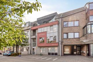 Dit lichtrijke 1-slaapkamerappartement met autostaanplaats is centraal gelegen in Turnhout, op wandelafstand van het bruisende stadscentrum. <br /><br />Via de inkomhal met gastentoilet komen we terecht in de ruime en lichtrijke woonkamer. Deze is praktisch ingedeeld in een zithoek en een aangename eethoek. Dankzij de grote raampartijen geniet de leefruimte van een overvloed aan natuurlijke lichtinval.<br /><br />Aansluitend bevindt zich de volledig uitgeruste keuken, voorzien van een vaatwasser, oven, elektrische kookplaat, koelkast en voldoende kastruimte. Naast de keuken is er bovendien een praktische berging aanwezig.<br /><br />Op het gelijkvloers bevindt zich eveneens de badkamer, uitgerust met een wastafel en douche. Op de verdieping is er een ruime slaapkamer.<br /><br />Het appartement is bovendien energiezuinig en beschikt over een gunstig EPC. Dankzij de aanwezige warmtepomp/airconditioning geniet je zowel in de zomer als winter van een aangenaam binnen temperatuur.<br /><br />Stedenbouwkundige informatie: in aanvraag<br />Dit appartement vormt een uitstekende opportuniteit voor starters of investeerders. Momenteel is het verhuurd en goed voor een jaarlijkse huuropbrengst van € 9.600.<br /><br />Als extra troef beschikt het appartement over een eigen autostaanplaats, die inbegrepen is in de verkoopprijs.