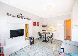 <strong>Koksijde-Bad, Studio in goede staat </strong><strong>gelegen in het centrum van Koksijde en op wandelafstand van het strand, 1e verdieping met lift.</strong><br /><br />Deze studio is gelegen op de eerste verdieping en bestaat uit: een inkom, woonkamer met open en ingerichte keuken met toegang tot het terras, badkamer met douche, wastafel en toilet. Bij deze studio hoort een private kelder en een gemeenschappelijke fietsenberging.<br /><br />De goed gelegen studio is in goede staat en is vrij aan de notariële akte.