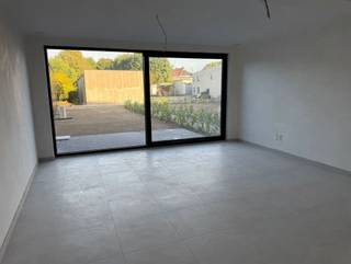 <p><span>ENERGIEZUINIG, KWALITATIEF EN LUMINEUS NIEUWBOUW-GELIJKVLOERSAPPARTEMENT 89M² MET 2 SLAAPKAMERS, TERRAS, TUIN EN AUTOSTAANPLAATS</span></p><p><span>ligging in een kleinschalige residentie nabij centrum met vlotte bereikbaarheid via N17, A12 en N16</span></p><p><span> </span></p><p><span>Inkomhal / wc met handwas / ruime living met eetplaats en super-ingerichte open keuken (totale opp.: 41m²) met toegang tot oost-georiënteerd terras en tuin / berging met was- en stookplaats / 2 slaapkamers (4,7 x 2,7m; 3,7 x 1,7m) / badkamer met wastafel en inloopdouche.</span></p><p><span> </span></p><p><span>Buiten-autostaanplaats op afgesloten parking achter gebouw / gemeenschappelijke fietsenberging.</span></p><p><span> </span></p><p><span>BEN-appartement is voorzien van vloerverwarming (via warmtepomp lucht-water) en 4 zonnepanelen.</span></p><p><span>Appartement zal volledig geschilderd worden en voorzien worden van lichtarmaturen.</span></p><p><span> </span></p><p><span>Lasten: € 30 /maand.</span></p><p><span> </span></p><p><span>EPB in opmaak.</span></p><p><span> </span></p><p><span>Appartement is bewoonbaar door maximaal 3 personen.</span></p><p><span> </span></p>