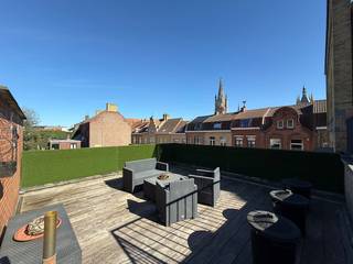 Bent u op zoek naar een exclusief appartement in het centrum van Ieper? Deze unieke triplex combineert ruimte, licht en een ongezien buitenleven. Met drie slaapkamers en een uitzonderlijk groot terras is dit een buitenkans op de Ieperse vastgoedmarkt.INDELING:Via de ruime inkomhal met apart toilet komt u in de lichtrijke leefruimte met een volledig ingerichte open keuken. Er is een directe toegang tot het zonneterras van 75 m² – een zeldzame luxe in de binnenstad. Verder is er nog een berging naast de keuken met aansluitingen voor wasmachine.Verdieping 1: Masterbedroom met inbouwkasten en aansluitende badkamer.Verdieping 2: Twee extra slaapkamers waarvan één met eigen badkamerTROEVEN:Prachtig terras van 75 m²Toplocatie: Gelegen in het bruisende hart van Ieper.Parkeergelegenheid: Mogelijkheid tot aankoop van een private staanplaats in afgesloten garage Bestuursmaatregelen in het maatregelenregister: nee