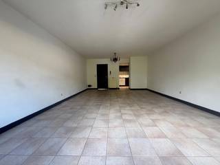 Op zoek naar comfortabel en zorgeloos wonen? Dit gelijkvloers appartement is ideaal voor ouderen, starers of koppels die opzoek zijn naar een fijne woonplek op een centrale locatie. Dankzij de goede bereikbaarheid en de nabijheid van Scholen, Supermarkten, Bakker en andere dagelijkse voorzieningen op wandelafstand, maar ook belangrijke invalswegen (N12 Turnhoutsebaan - Antwerpsesteenweg en E19).<br /><br /><br />INDELING: Via de gemeenschappelijke inkomhal bereikt u het appartement aan de rechterkant. GLV: Vooraan een ruime leefruimte met half open keuken. De keuken is recent opgefrist met nieuwe keuken deuren. Verder geeft de nachthal toegang tot al de vertrekken; Apart gasten toilet, berging, Badkamer met inloopdouche, lavabo en aansluiting wasmachine en droogkast. Tot slot achteraan liggen twee slaapkamers die beide toegang hebben tot het zuid-oost georiënteerd terras/tuin. Slaapkamer 1 is een volwaardige slaapkamer. Slaapkamer 2 is een kleinere kamer en kan zowel als slaapkamer, hobby kamer, etc. gebruikt worden. <br /><br />BIJZONDERHEDEN:<br />- Beschikbaar vanaf 1 juli 2026<br />- Huurprijs: 850 euro/maand<br />- Gemeenschappelijke kosten: 25 euro/maand<br />- Open staanplaats<br />- Huurwaarborg Korfine: 3 maanden huur<br /><br />Interesse in deze leuke woonst? Contacteer ons voor een bezoek!