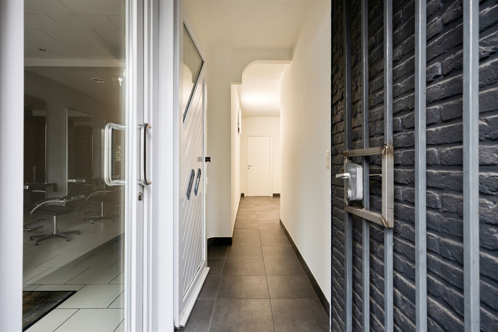 Uniek aanbod in Wilrijk: appartement met handelspand, tuin en bijgebouw  - foto 2