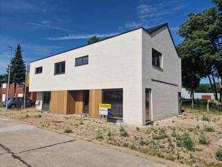 
Ontdek deze nieuwe woningen die we bouwen in Beernem, in een rustige, doodlopende straat. Je woont er in de buurt van winkels (supermarkt op 750 m), scholen (basisschool op 1,7 km), sportfaciliteiten (Sport Beernem op 1,8 km) en openbaar vervoer (bushalte op 1 km). Bovendien geniet je via de oprit van de E40 in Beernem van een vlotte verbinding met de belangrijke steden van het land. En voor ontspanning en natuur hoef je niet ver te zoeken, met het Lippensgoed-Bulskampveld en het Vagevuurbos in de buurt.

Onze nieuwbouwwoningen zijn ontworpen in een stijlvolle en tijdloze architectuur. Ze beschikken over een inkomhal met toilet, een lichtrijke woon- en eetkamer, een open keuken, een carport, 3 slaapkamers, een badkamer en voldoende bergruimte. De tuin biedt een heerlijke plek om te ontspannen en te genieten van de buitenruimte.

Het gebruik van een warmtepomp, in combinatie met vloerverwarming en zonnepanelen zorgt ervoor dat jouw toekomstige energiefactuur onder controle blijft (E10). Je kiest zelf de afwerkingsmaterialen voor keuken, badkamer, vloeren en binnendeuren. Zo kan je precies wonen zoals jij het zelf wilt.

Benieuwd naar deze prachtige woningen? Je kunt de locatie vinden naast H. Verrieststraat 36, of neem contact met ons op voor meer details!
