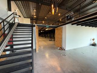 Multifunctioneel showroom- of handelspand van 640 m², aangevuld met een ruime tussenverdieping van 600 m², fantastisch gelegen langs de...
